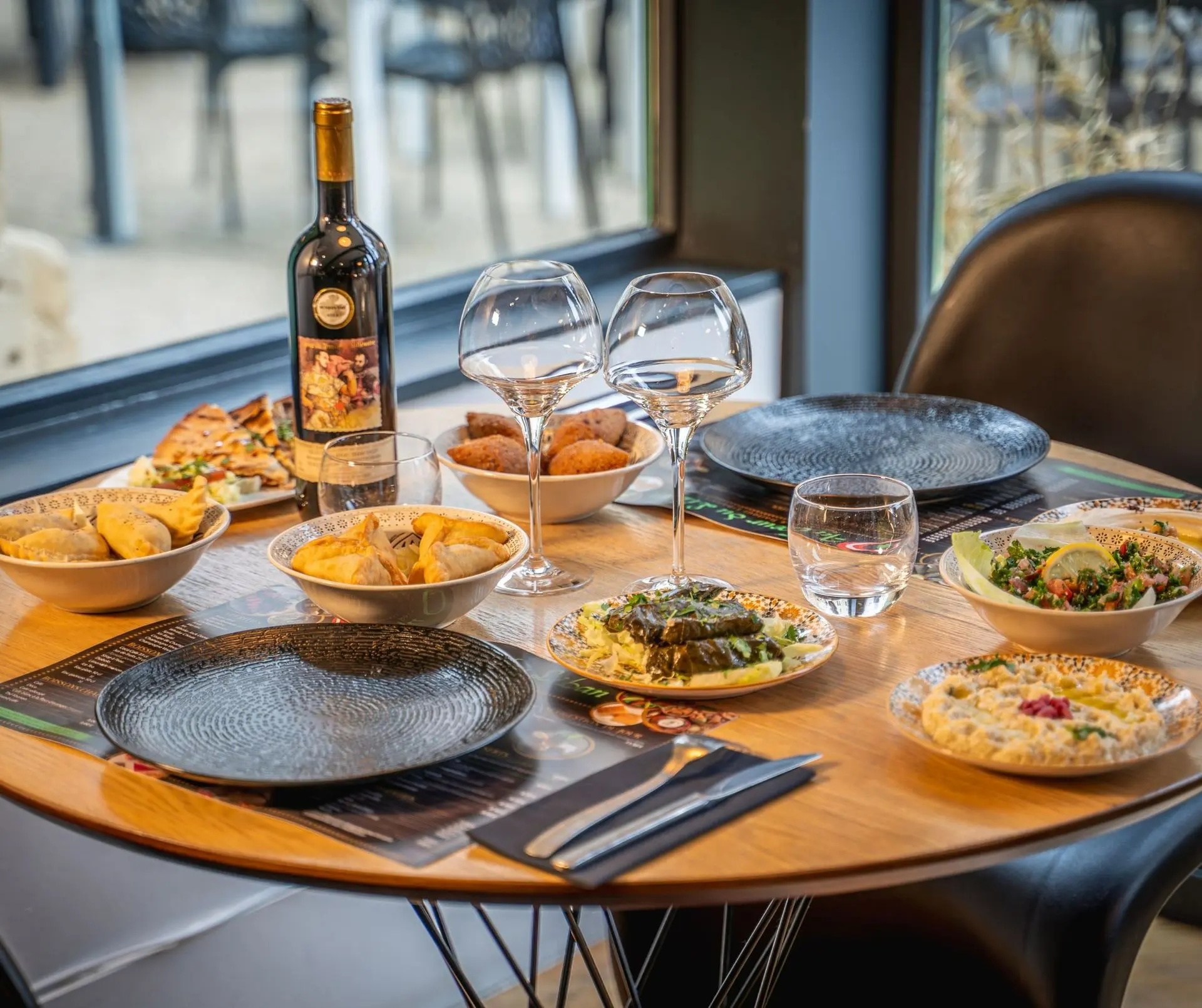 Table joliment dressée garnie de plats libanais