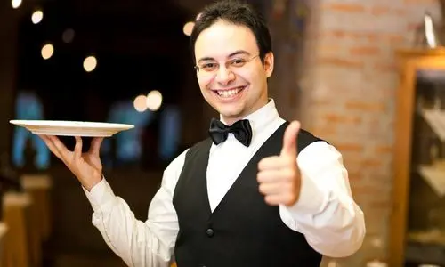 Photo d'un serveur souriant avec le pouce en l'air